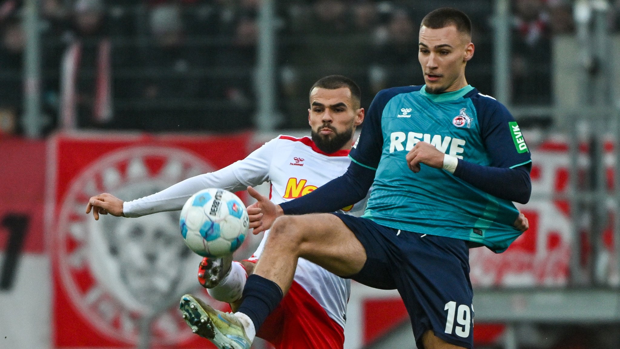 Le 1.FC Köln poursuit sa série face au SSV Jahn Regensburg !