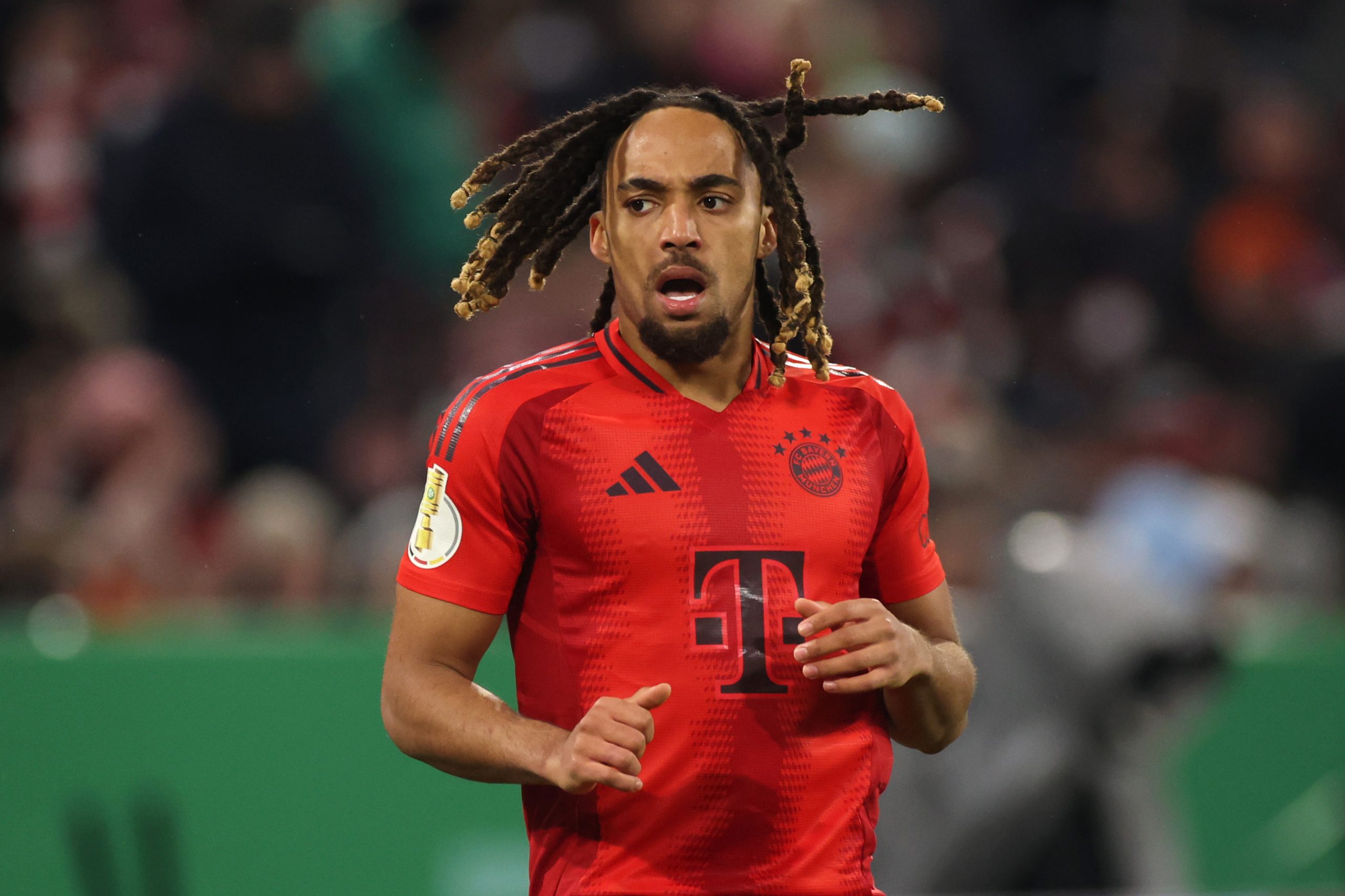 Coup d’arrêt pour Sacha Boey, quelles options pour le FC Bayern désormais ?