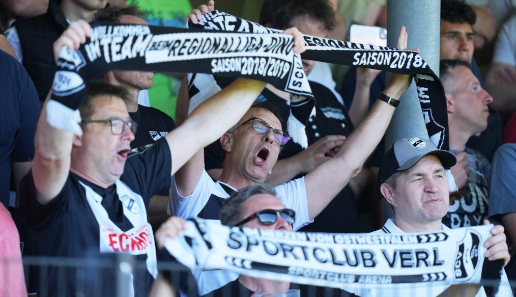 Un club de troisième division Allemande fête sa victoire au marché de noël !