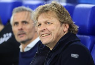 Stabilité au FC Schalke 04 : Youri Mulder confirmé jusqu’à la fin de la saison en attendant un nouveau directeur sportif