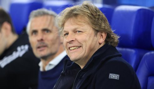 Stabilité au FC Schalke 04 : Youri Mulder confirmé jusqu’à la fin de la saison en attendant un nouveau directeur sportif