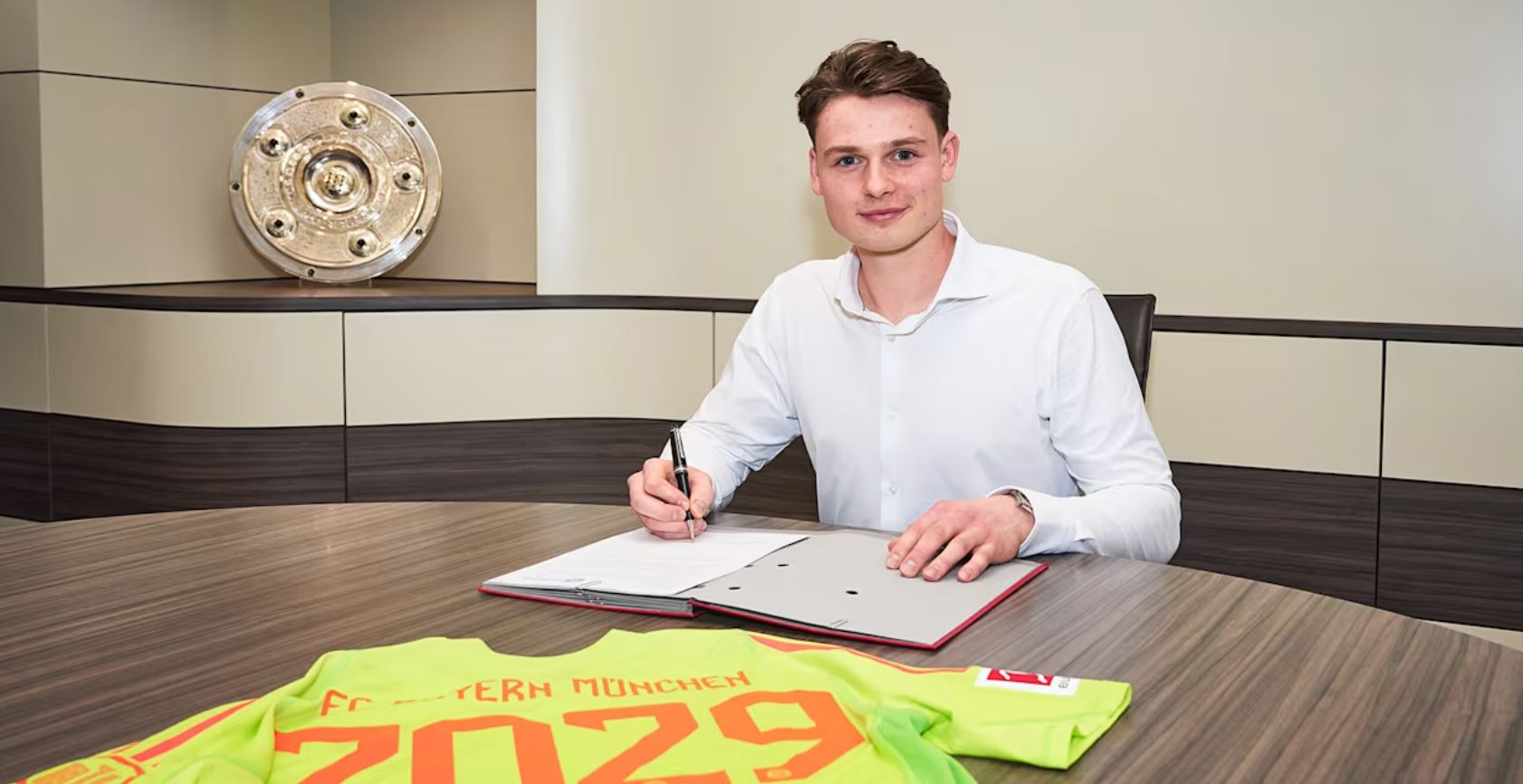 OFFICIEL : Le FC Bayern signe une énorme pépite !