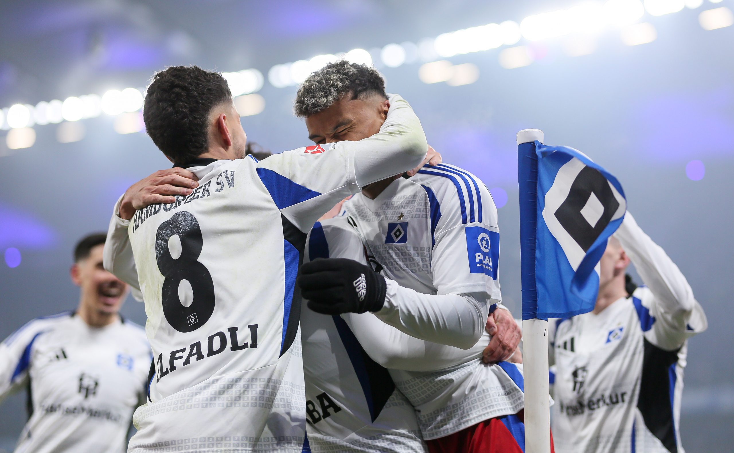 Le HSV domine le 1.FC Köln et prend provisoirement les commandes de la 2.Bundesliga ! Le HSV domine le 1.FC Köln et prend provisoirement les commandes de la 2.Bundesliga !