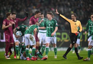 Le Werder Bremen s’incline face à Augsburg dans un match marqué par des polémiques arbitrales