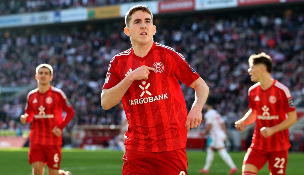 VIDEO : Le penalty le plus stupide de la saison ? Köln offre un point à Düsseldorf !