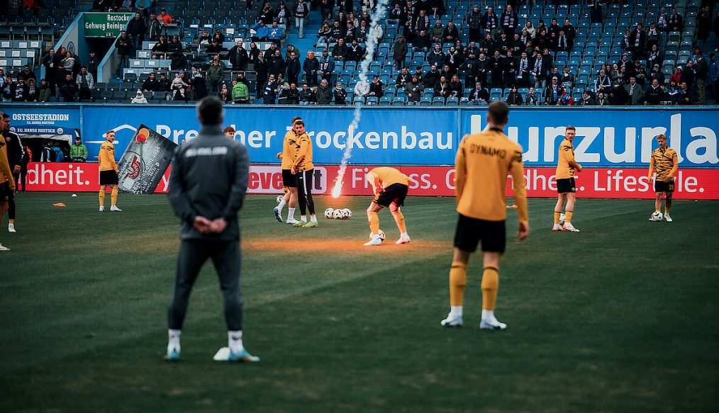 Chaos à Rostock : Le Dynamo Dresden condamne des violences « inadmissibles » contre ses fans !