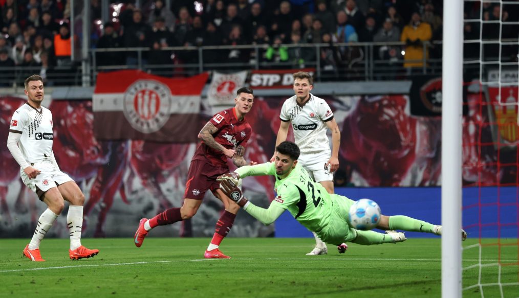 VIDEO : Sesko et Xavi Simons frappent, Leipzig assure face à Sankt Pauli !