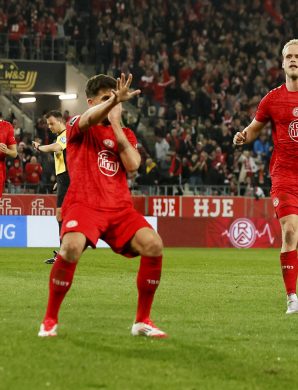 VIDEO : Un coup franc magique d’Arslan offre la victoire au Ro-Weiss Essen !