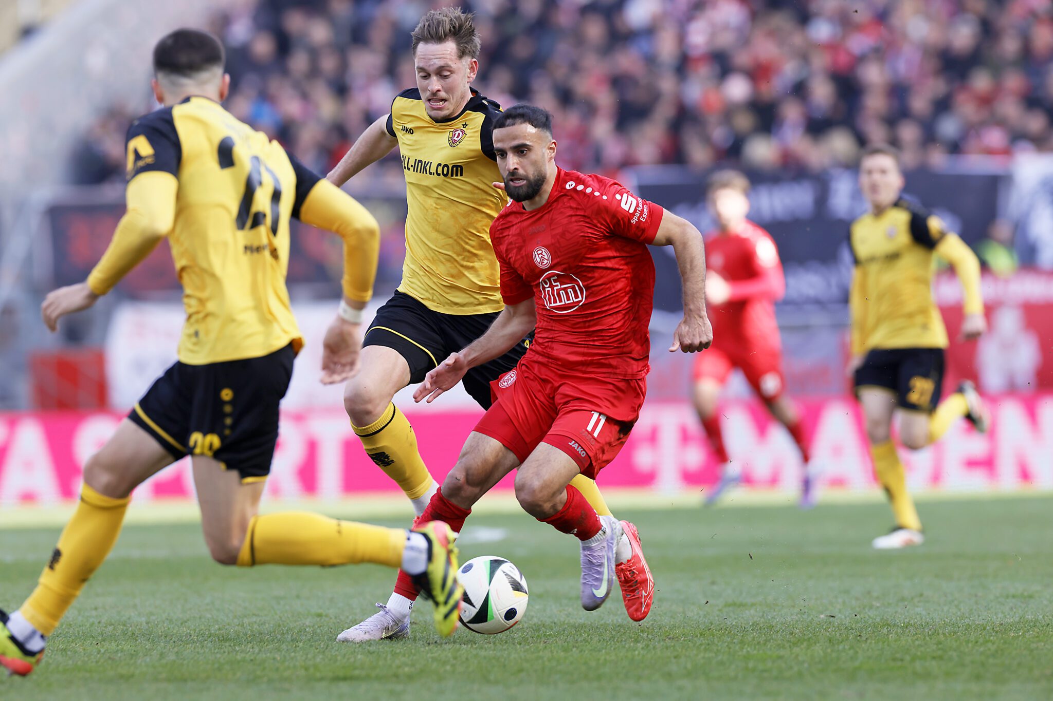 VIDEO : Animations en tribune et spectacle sur le terrain, Essen et Dresden se quittent dos à dos ! VIDEO : Animations en tribune et spectacle sur le terrain, Essen et Dresden se quittent dos à dos !