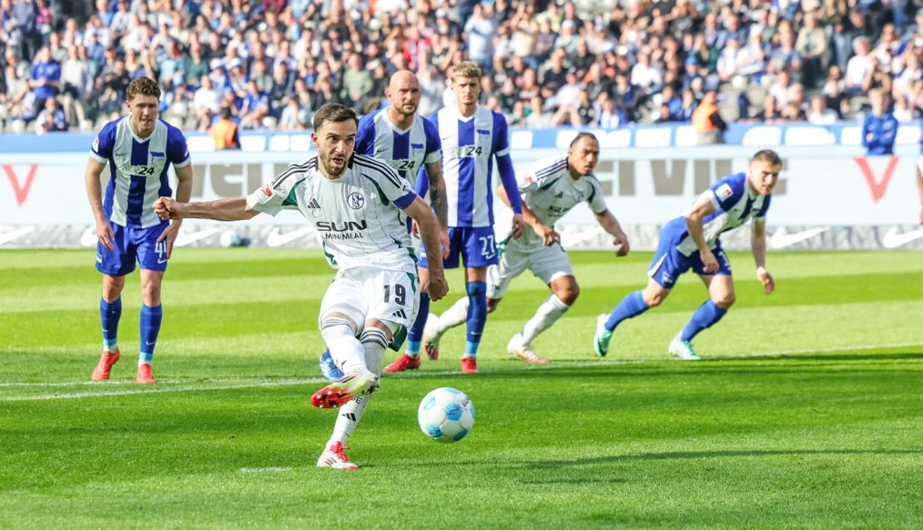 Schalke 04, soutenu par plus de 25 000 de ses fans à l’extérieur, résiste et punit un Hertha Berlin incroyablement maladroit !