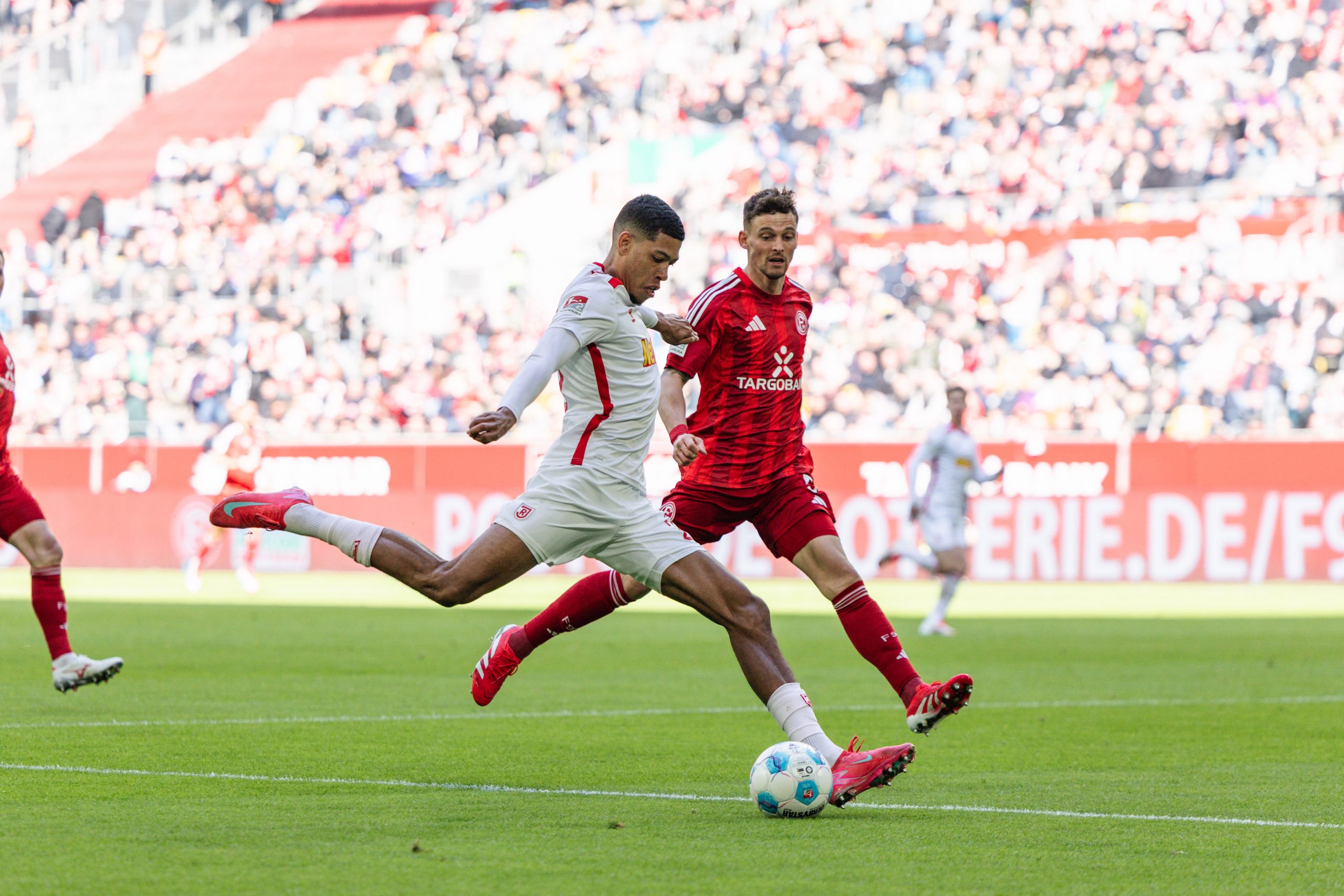 Le Fortuna Düsseldorf restent dans la course à la montée, Regensburg s’enfonce