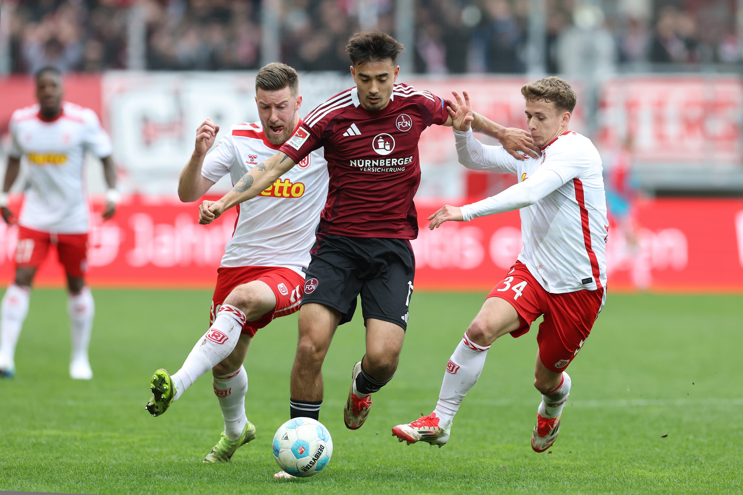 Ganaus renverse tout : Regensburg s’offre une victoire précieuse contre Nürnberg !