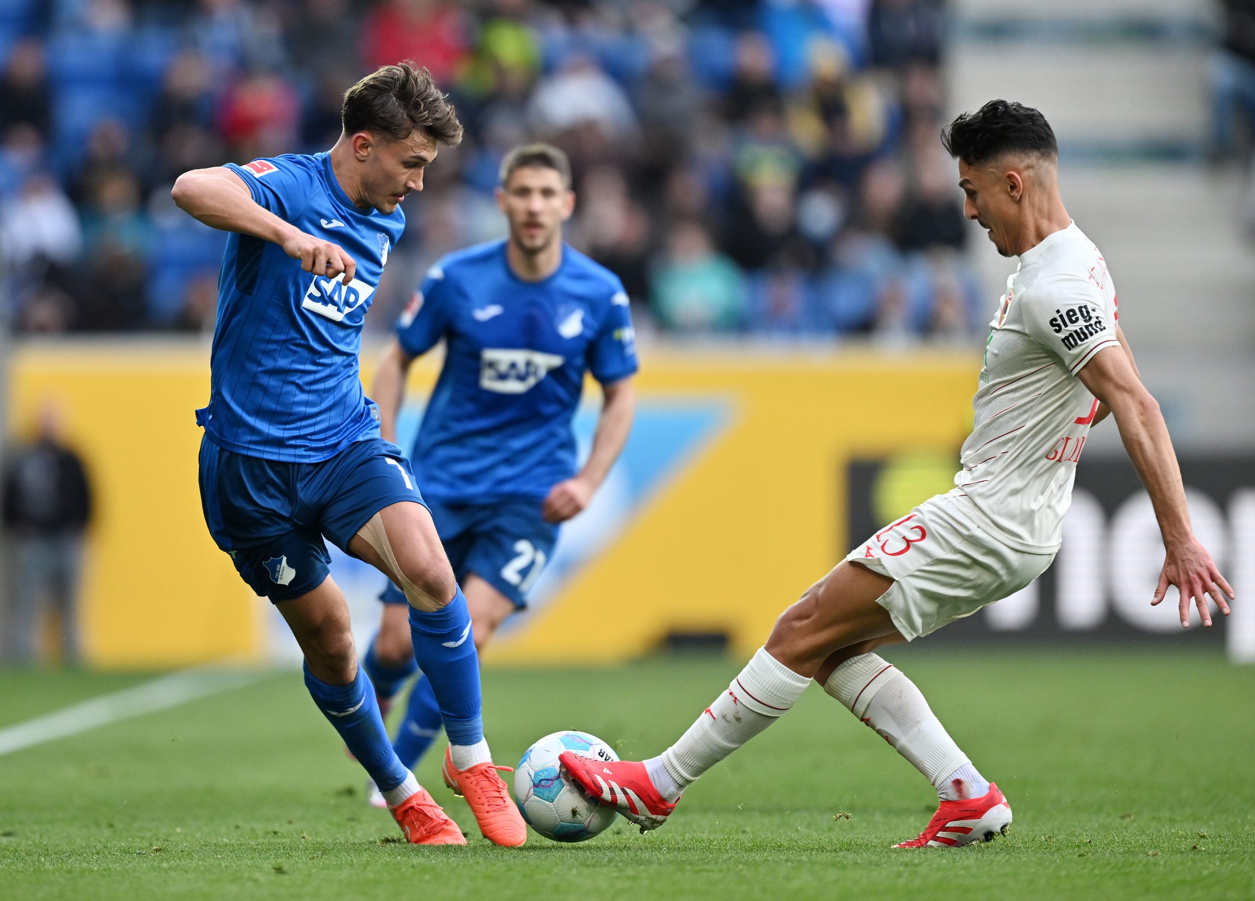 Invincibles ! Augsburg tient bon malgré un penalty et reste invaincu Invincibles ! Augsburg tient bon malgré un penalty et reste invaincu