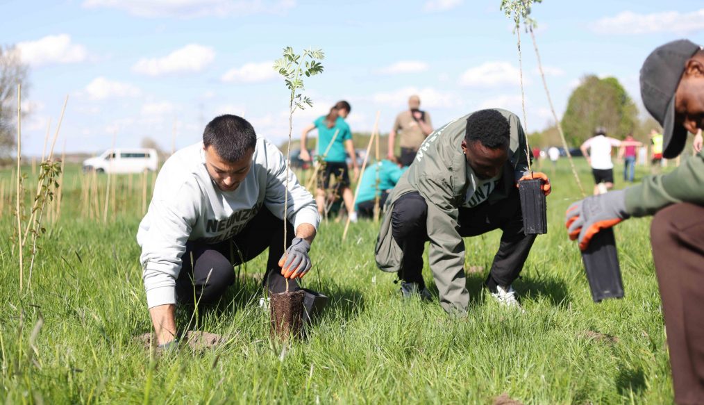 Le FC Augsburg conclut sa « Semaine Verte 2025 » avec une dernière plantation d’arbres !