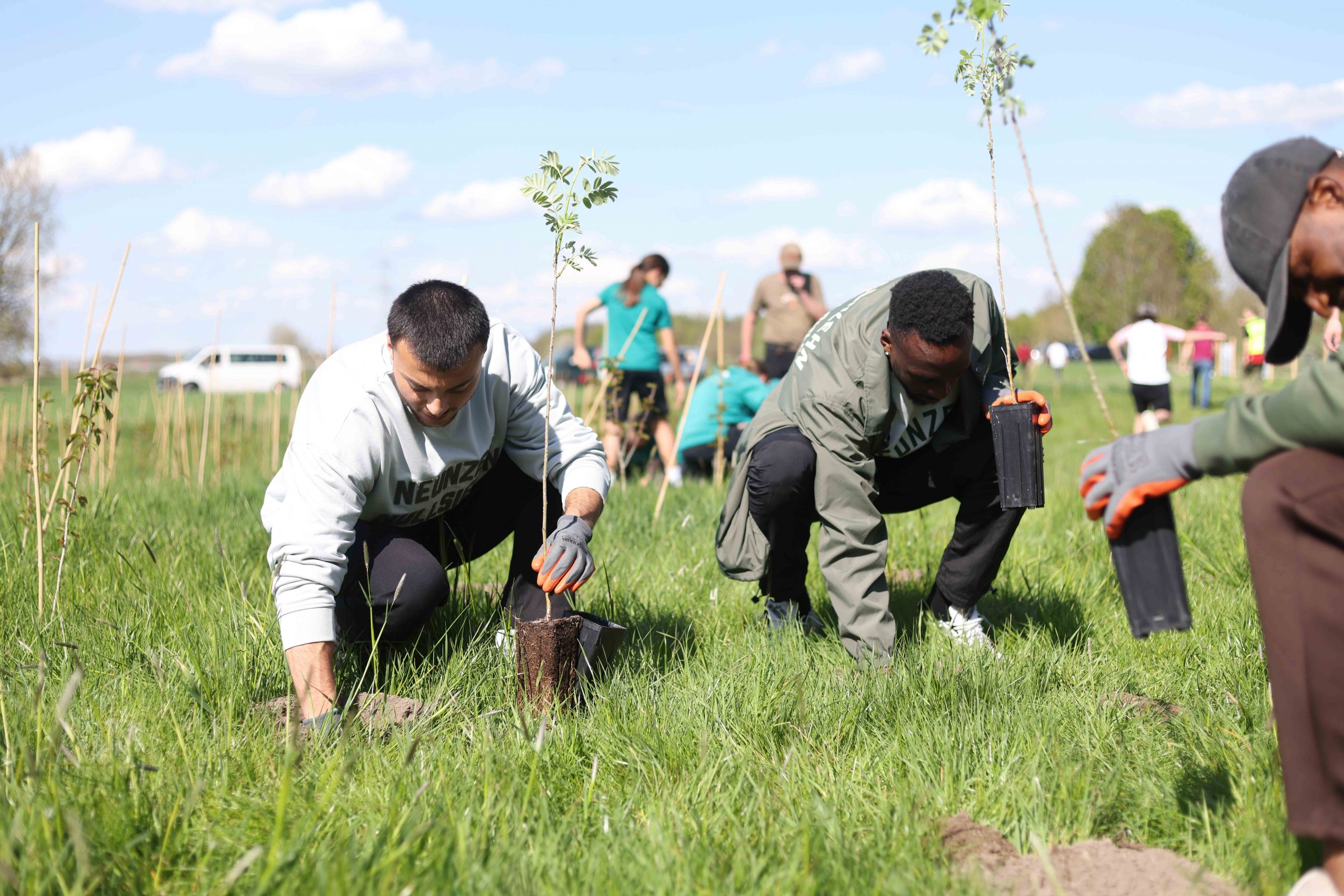 Le FC Augsburg conclut sa « Semaine Verte 2025 » avec une dernière plantation d’arbres !