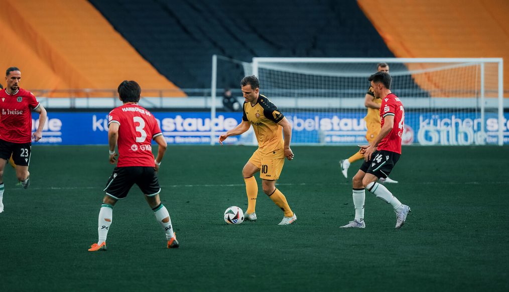 [VIDEO] Avec plus de 7 000 de ses fans, le Dynamo Dresden s’impose sur la pelouse d’Hannover 96 II !