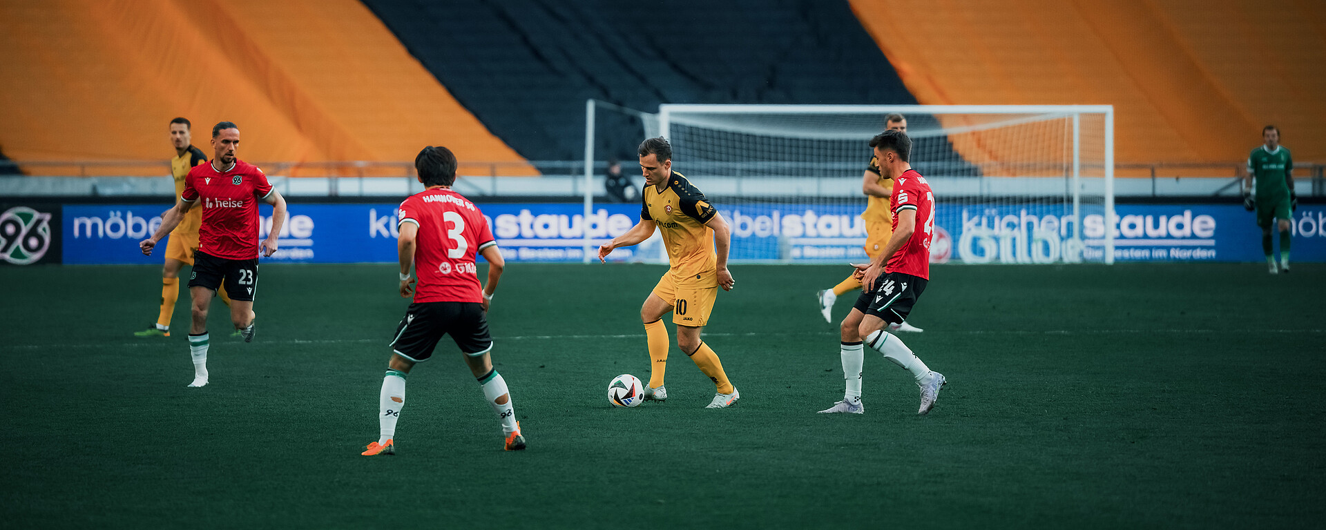 [VIDEO] Avec plus de 7 000 de ses fans, le Dynamo Dresden s’impose sur la pelouse d’Hannover 96 II !