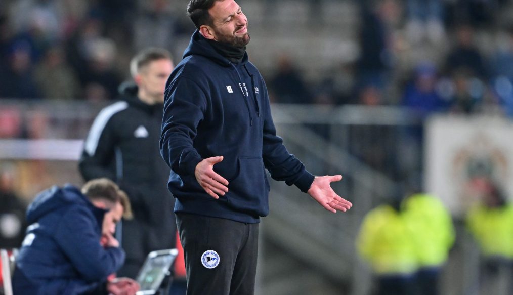 Une pause « tactique » controversée : la DFB ouvre une enquête contre Mitch Kniat (Arminia Bielefeld)