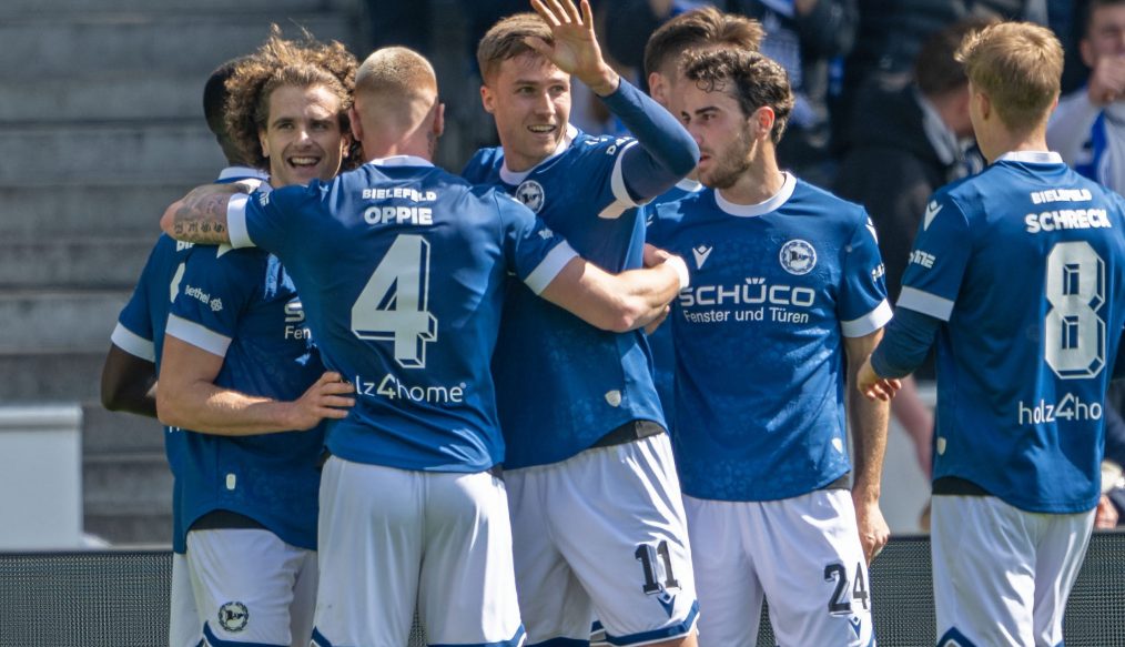 [VIDEO] Après sa victoire sur le Hansa Rostock, l’Arminia Bielefeld a un pied en 2.Bundesliga !