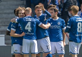 [VIDEO] Après sa victoire sur le Hansa Rostock, l’Arminia Bielefeld a un pied en 2.Bundesliga !