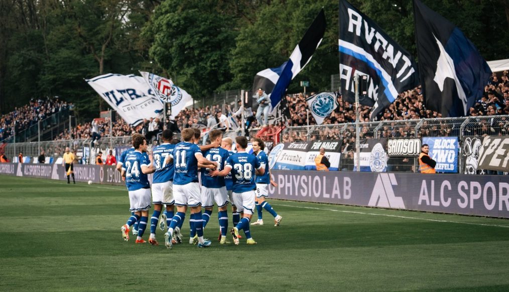 [VIDEO] Bielefeld a confirmé face à Viktoria Köln dans un match électrique (0-2)