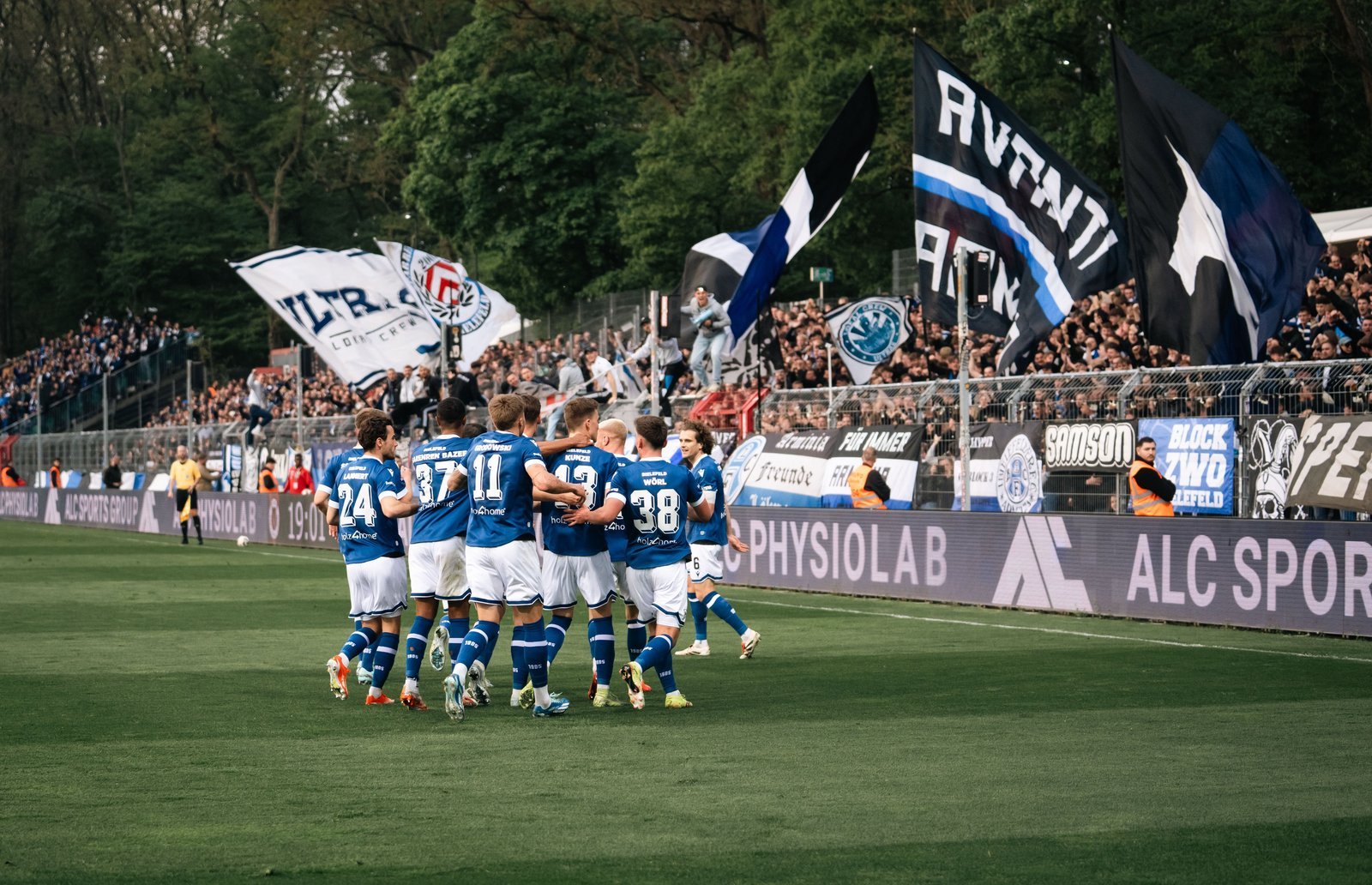 [VIDEO] Bielefeld a confirmé face à Viktoria Köln dans un match électrique (0-2)