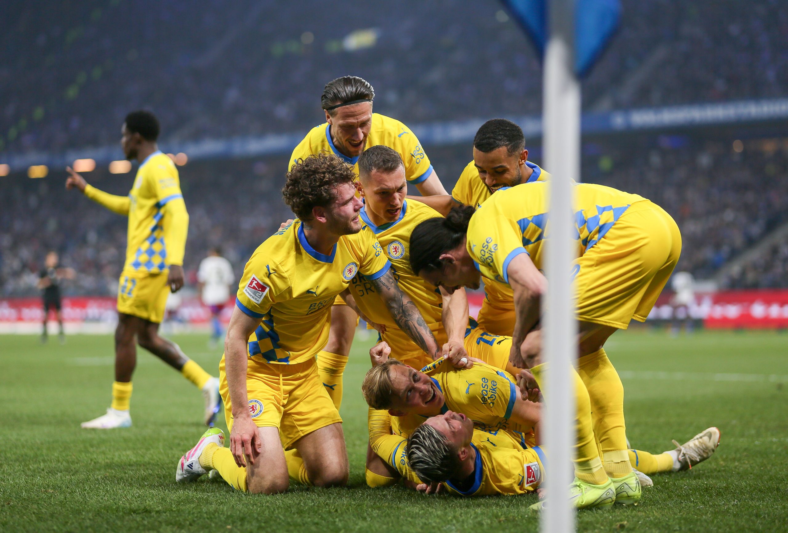 2.Bundesliga : Braunschweig crée la sensation et en colle 4 à Hamburg ! 2.Bundesliga : Braunschweig crée la sensation et en colle 4 à Hamburg !