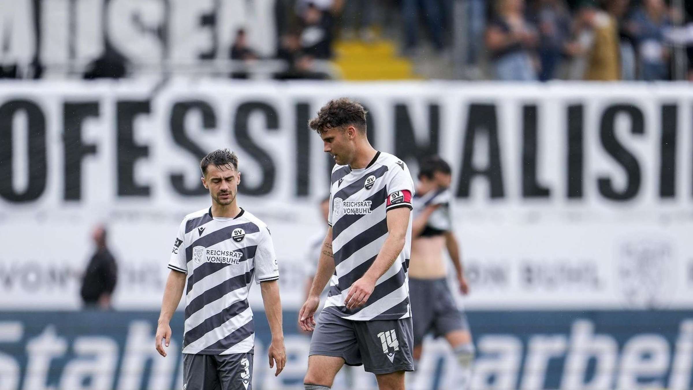 [VIDEO] Le SV Sandhausen relégué après une lourde défaite 3-0 contre le Hansa Rostock