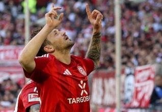 Kownacki en larmes, Düsseldorf s’impose face au FC Schalke 04 et entretient l’espoir d’un retour en Bundesliga