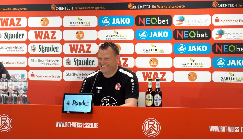 [VIDEO] 3.Liga : Quand Uwe Koschinat parle français à la presse et encense Tom Moustier !