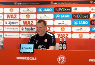 [VIDEO] 3.Liga : Quand Uwe Koschinat parle français à la presse et encense Tom Moustier !