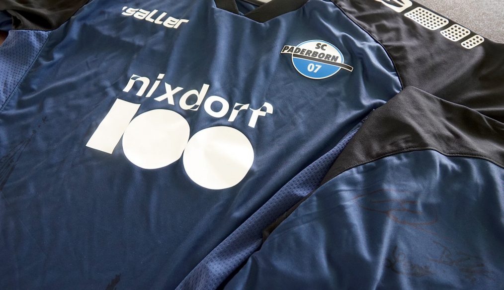 Paderborn met aux enchères ses maillots « Nixdorf100 » au profit d’une école spécialisée