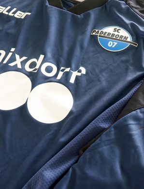 Paderborn met aux enchères ses maillots « Nixdorf100 » au profit d’une école spécialisée
