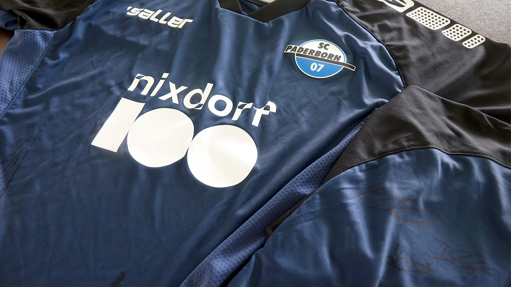 Paderborn met aux enchères ses maillots « Nixdorf100 » au profit d’une école spécialisée