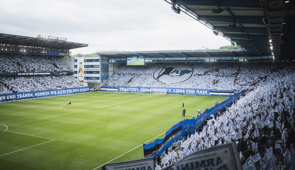 [PHOTOS] Une choreo géante pour fêter les 120 ans : la Schüco-Arena en fête !