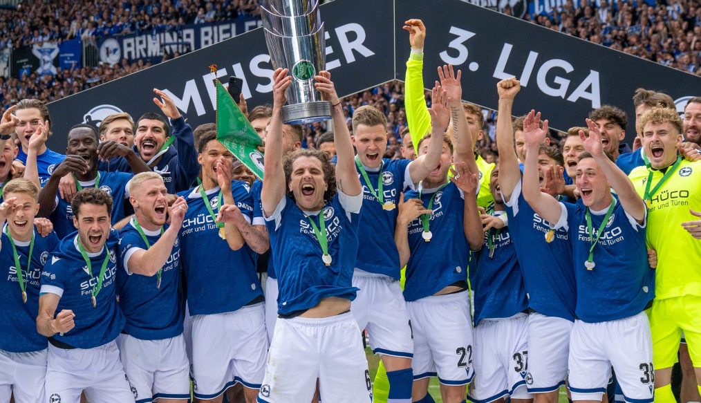 En photo, l’Arminia Bielefeld en apothéose : un titre de 3.Liga presque irréel pour Corboz !