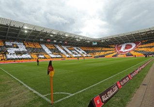 En photo : le tifo monumental du Dynamo Dresden pour une montée célébrée en héros !