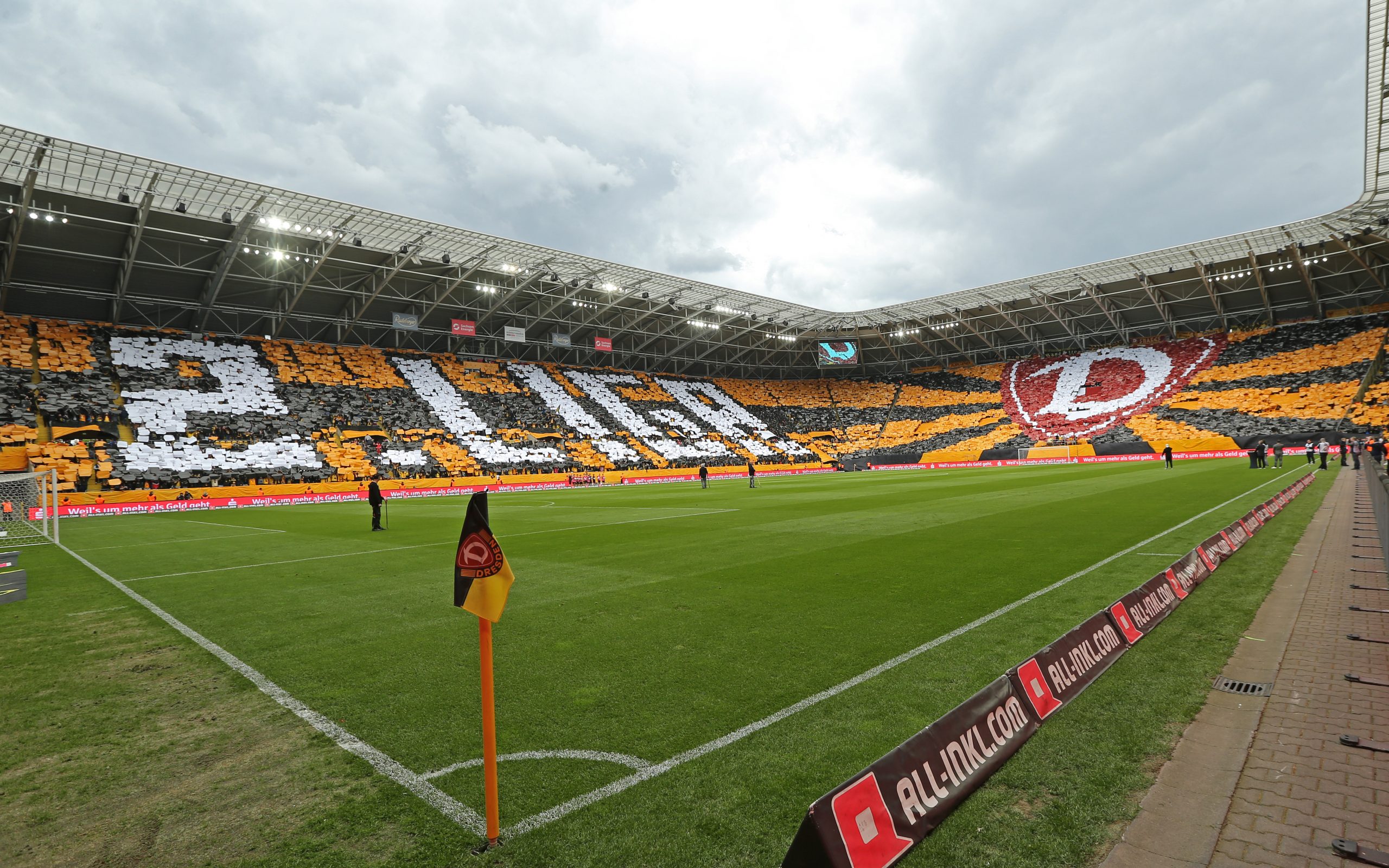 En photo : le tifo monumental du Dynamo Dresden pour une montée célébrée en héros !