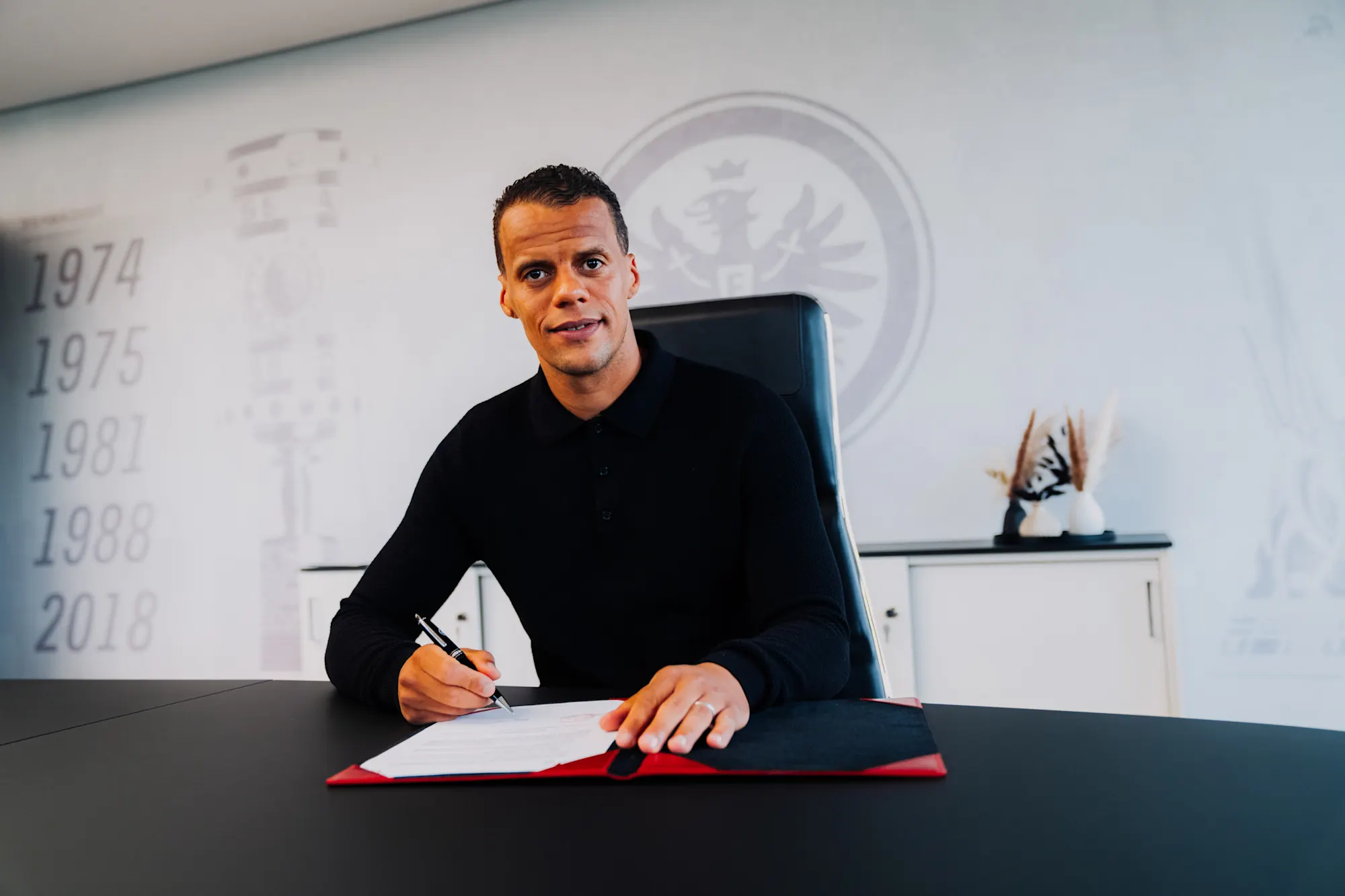 OFFICIEL : Timothy Chandler prolonge d’un an à l’Eintracht Frankfurt