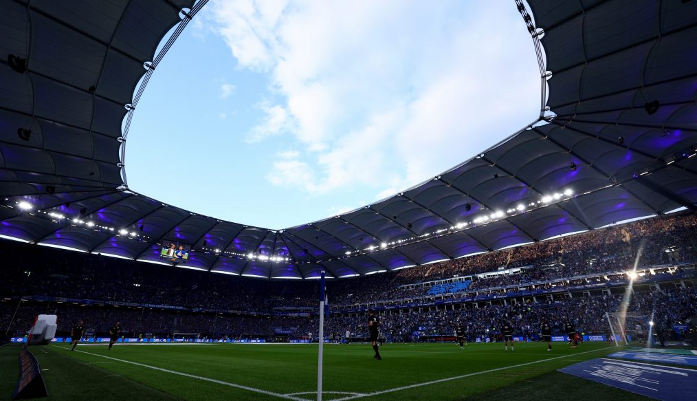 Une montée dans le chaos : une vingtaine de blessés graves après l’envahissement de terrain à Hamburg