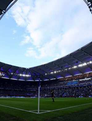 Une montée dans le chaos : une vingtaine de blessés graves après l’envahissement de terrain à Hamburg