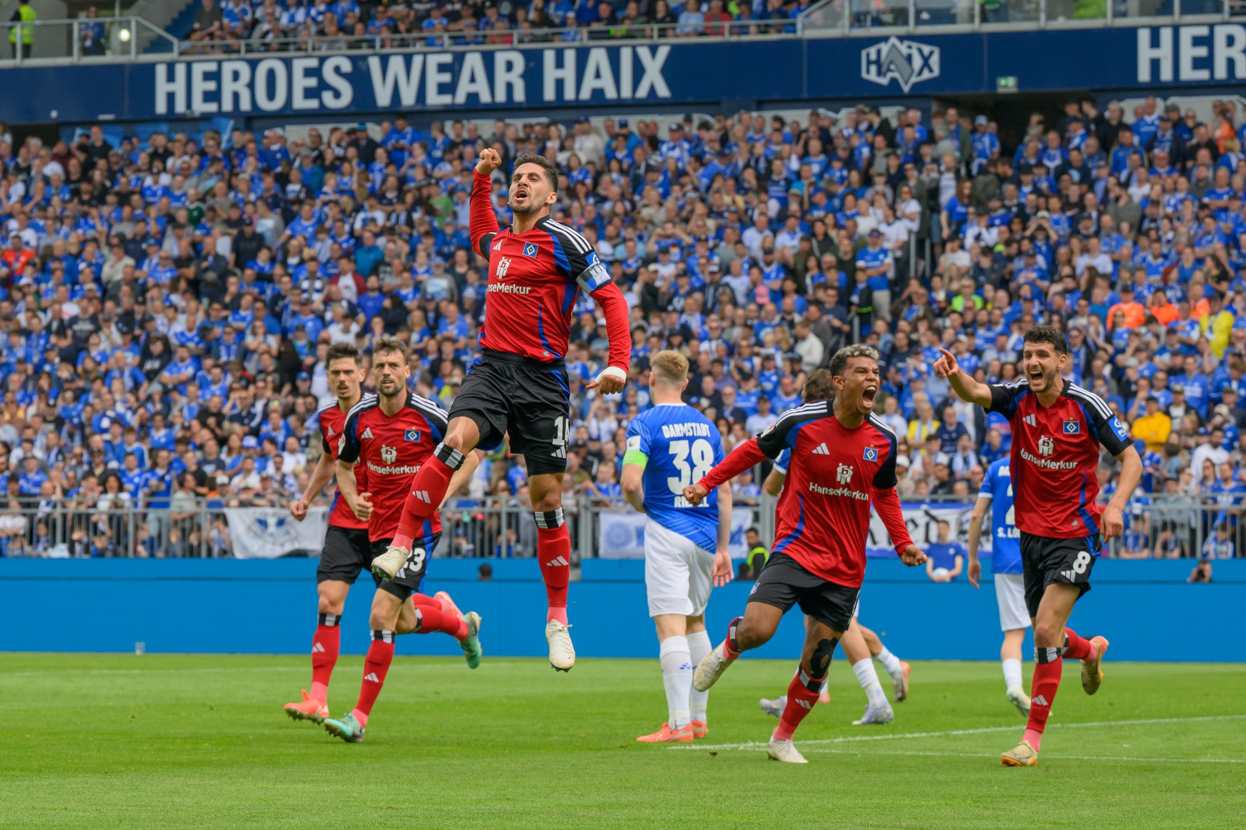 Le Hamburger SV écrase Darmstadt 4-0 et fonce vers la Bundesliga !