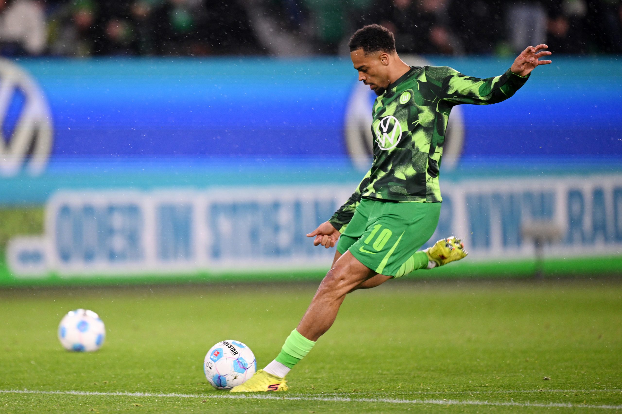 Lukas Nmecha face à son avenir : Wolfsburg hésite, l’Angleterre s’active