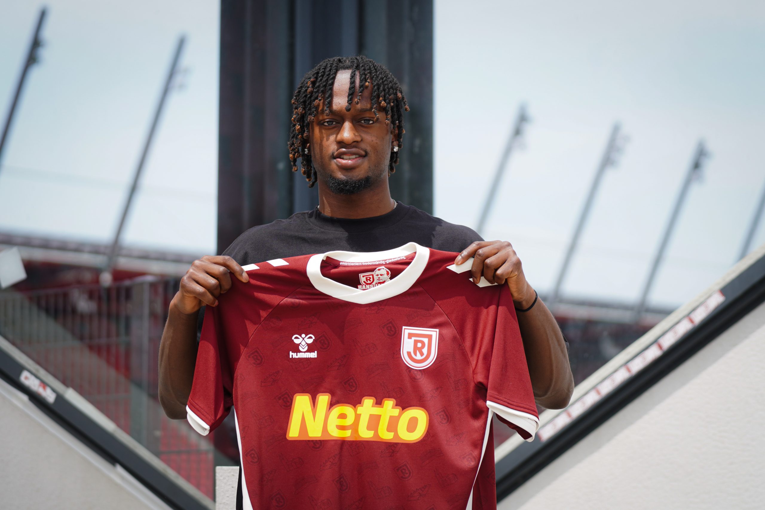 Davis Asante rejoint le SSV Jahn Regensburg : un ailier prometteur venu du Werder Bremen !