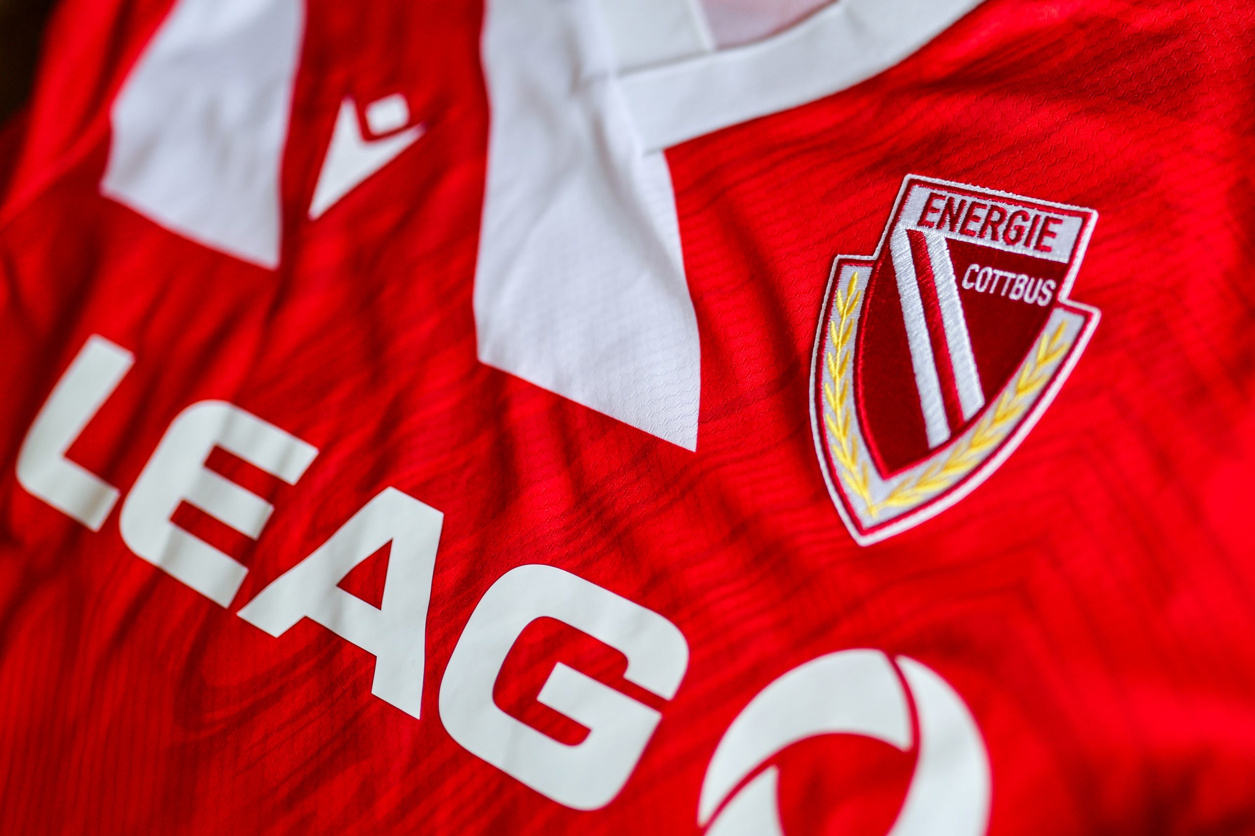 [PHOTOS] Le FC Energie Cottbus dévoile ses nouveaux maillots.. et ça va vous plaire !