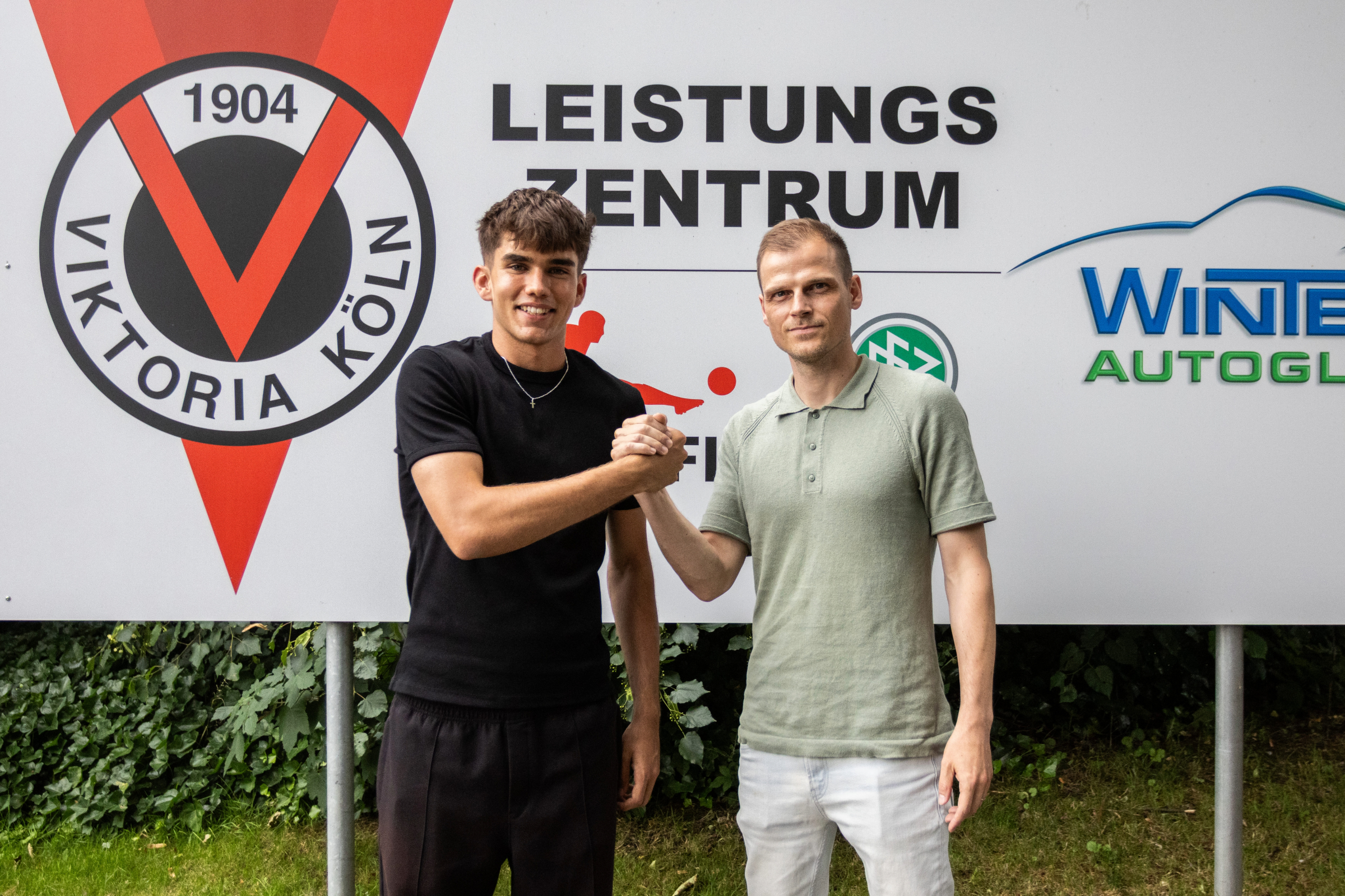 Le Viktoria Köln prolonge Oskar Hill et le prête en cinquième division Le Viktoria Köln prolonge Oskar Hill et le prête en cinquième division