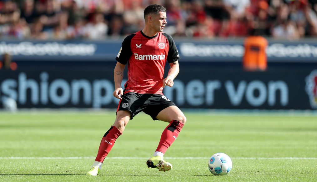 L’AC Milan s’intéresse à Granit Xhaka : avenir incertain pour le maître à jouer de Leverkusen ?