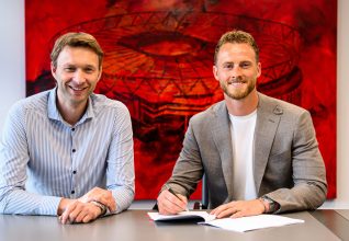 OFFICIEL : Le Bayer Leverkusen tient son nouveau numéro 1, Mark Flekken signe jusqu’en 2028