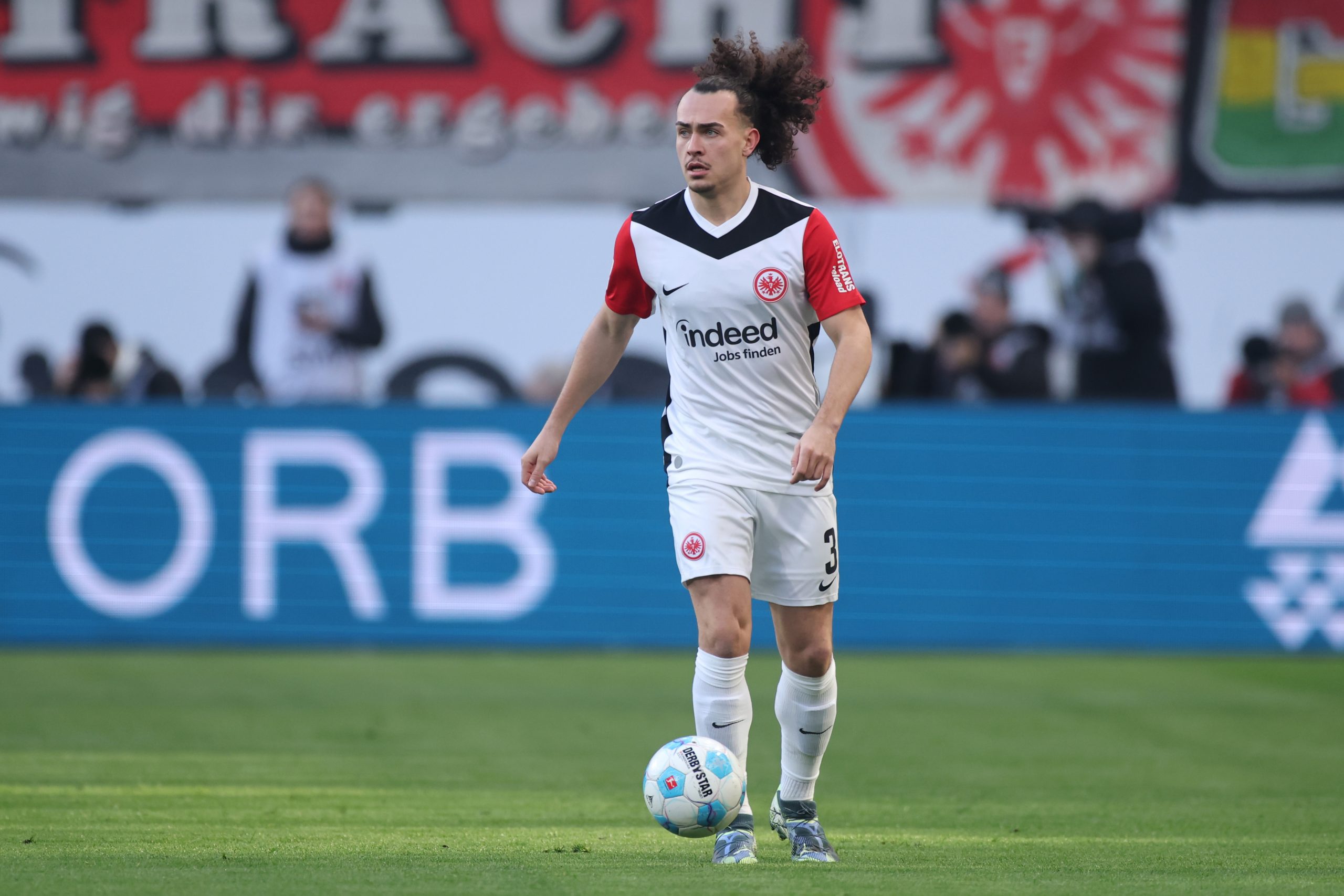 L’Eintracht Frankfurt verrouille Arthur Theate : aucun départ prévu cet été ?