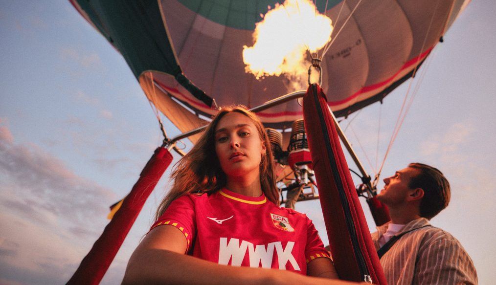 OFFICIEL : Le FC Augsburg illumine l’été avec un maillot extérieur aux couleurs du Schwaben !